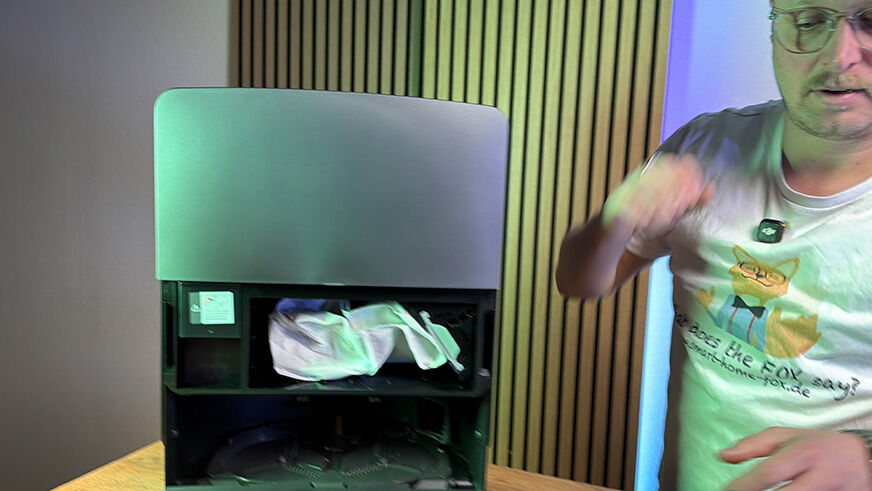 Der Einwegbeutel des Saros 20 ist zu sehen in der Service-Station.